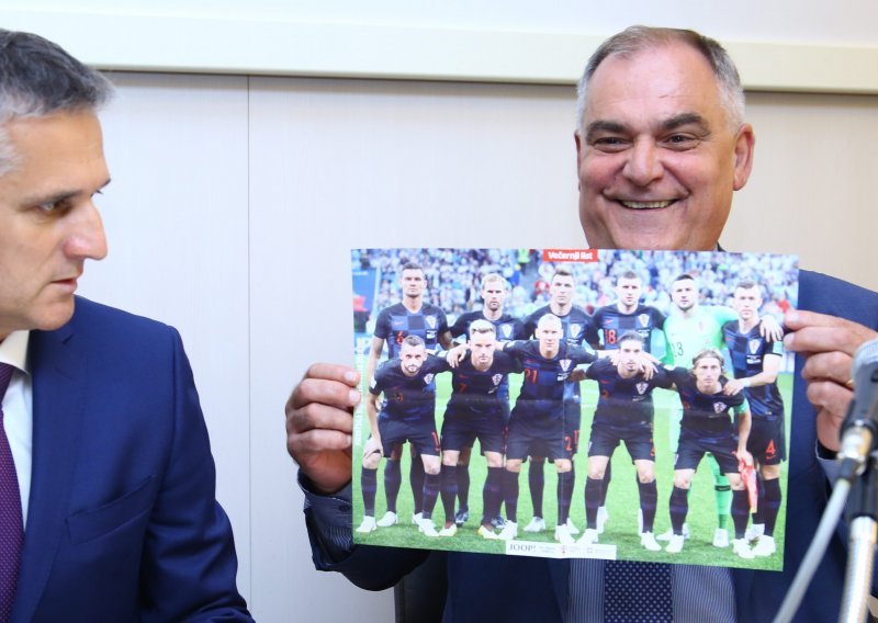 Splitski župan 'počastio' osnovce besplatnim udžbenicima, a naciju nogometnom prognozom