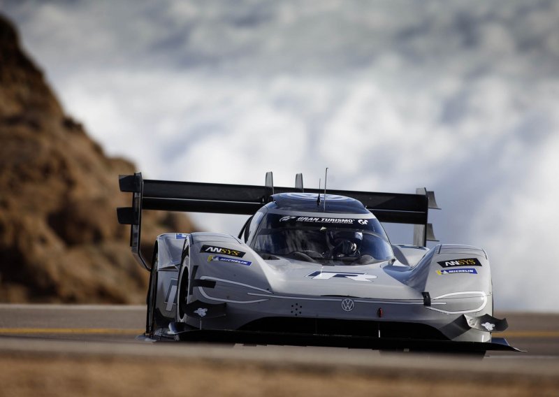 Snimka iz helikoptera otkriva kako je Volkswagen izdominirao Pikes Peak