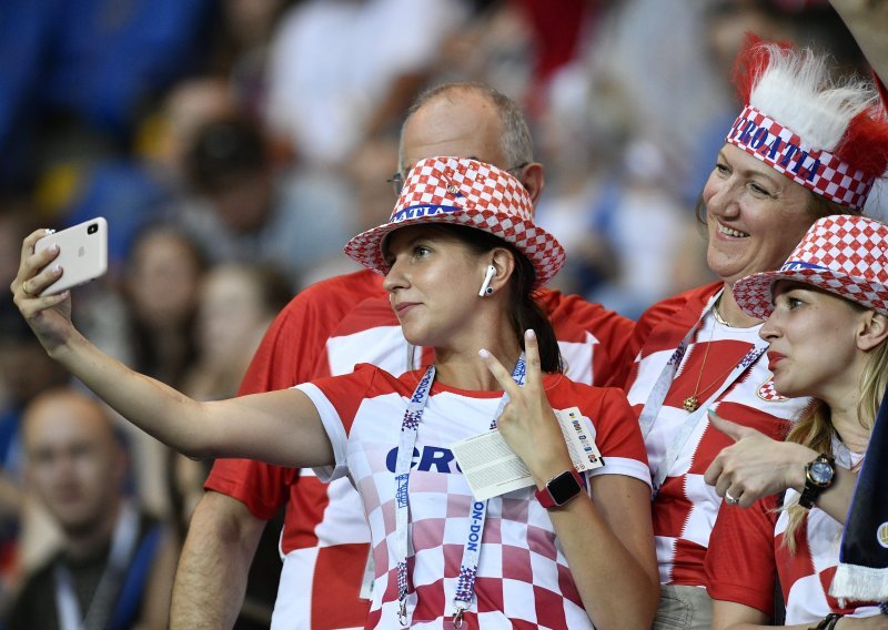 Tisuće hrvatskih navijača na Areni Rostov; naše raspjevane djevojke na tribinama mamile uzdahe Islanđana!