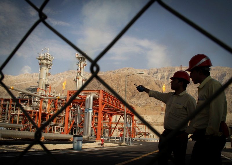 Washington traži od svih zemalja da do studenoga prestanu uvoziti iransku naftu