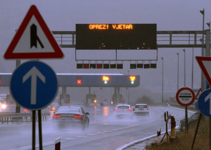 Na Jadranskoj magistrali i autocesti A1 ograničenja zbog jakog vjetra