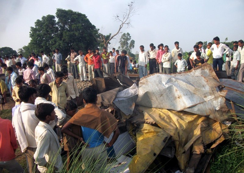 Troje poginulih u padu bivšeg vladinog aviona na gusto naseljeno područje Mumbaija