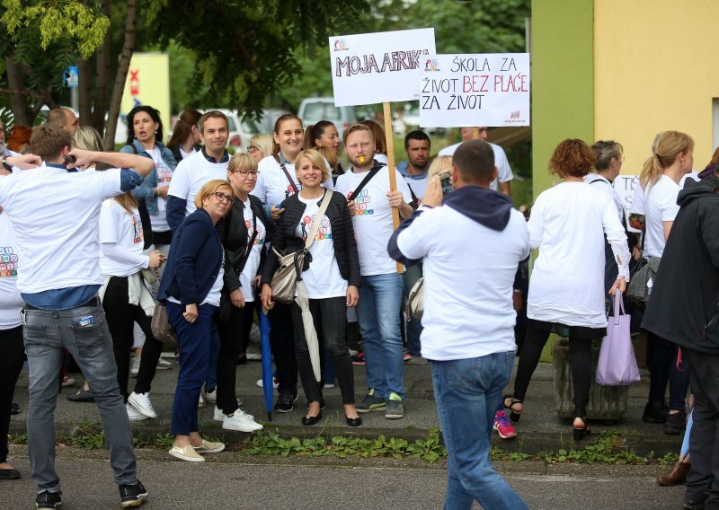 Učitelji prosvjedom zatražili vraćanje otetih im prava uz  poruku: 'Plače mi se od plaće'