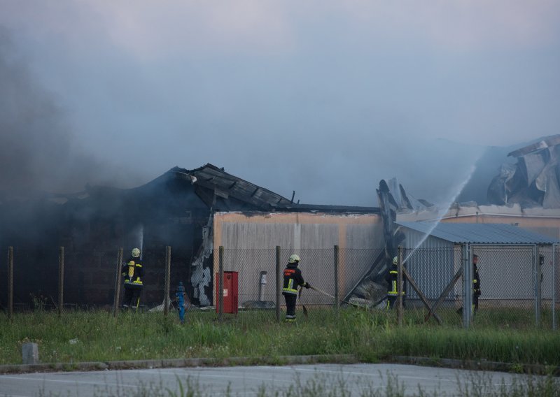Požar na svinjogojskoj farmi PIK-a Vinkovci pod nadzorom, strahuje se da je stradalo više tisuća svinja
