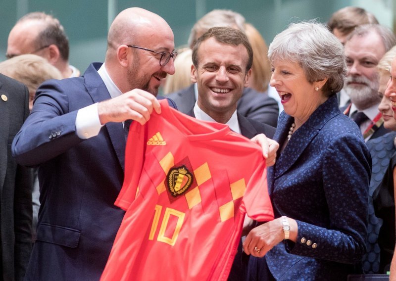 Belgijski premijer zaskočio britansku premijerku i uvalio joj dres