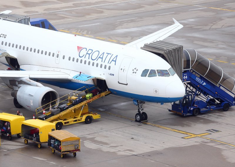 Vozilo za prtljagu zabilo se u zrakoplov Croatia Airlinesa