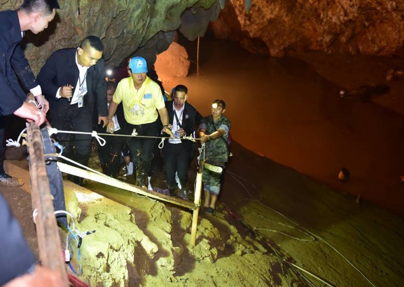 Osam dana traga se za desetak dječaka nogometaša koji su nestali u pećini