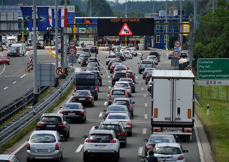 Ogromne gužve zbog smjene turista, na Lučkom kolona od 13 kilometara