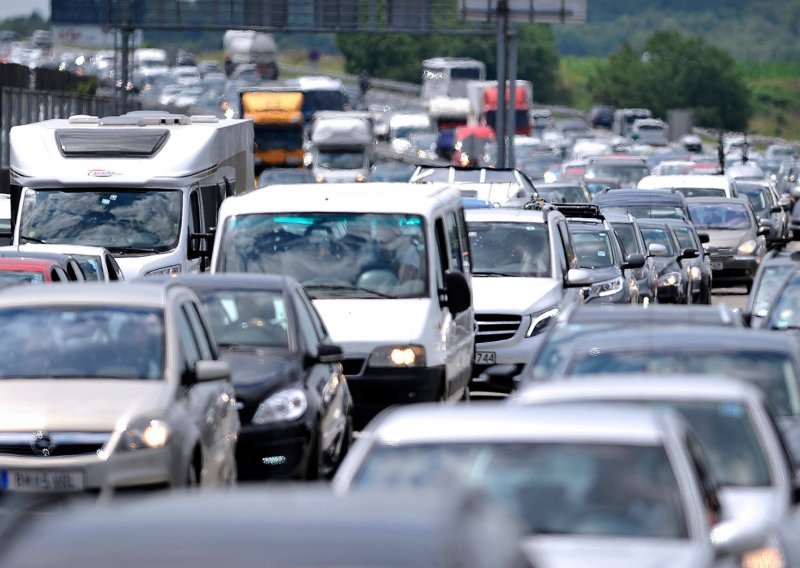 Sve veće gužve u smjeru Zagreba, na Lučkom kolona sedam kilometara