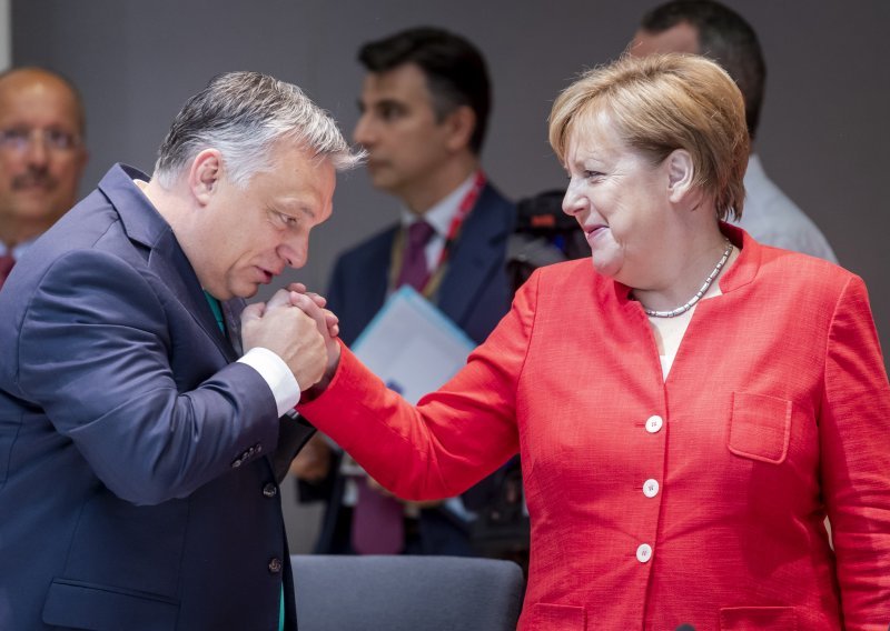 Merkel slomila i najžilavije: Postrožila migrantsku politiku i pridobila Mađarku i Poljsku