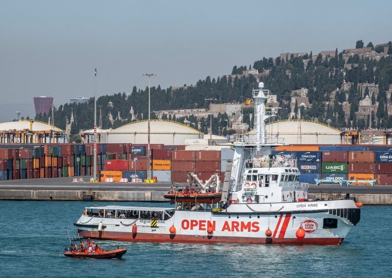 Humanitarni spasilački brod sa 60 migranata pristao u Barceloni