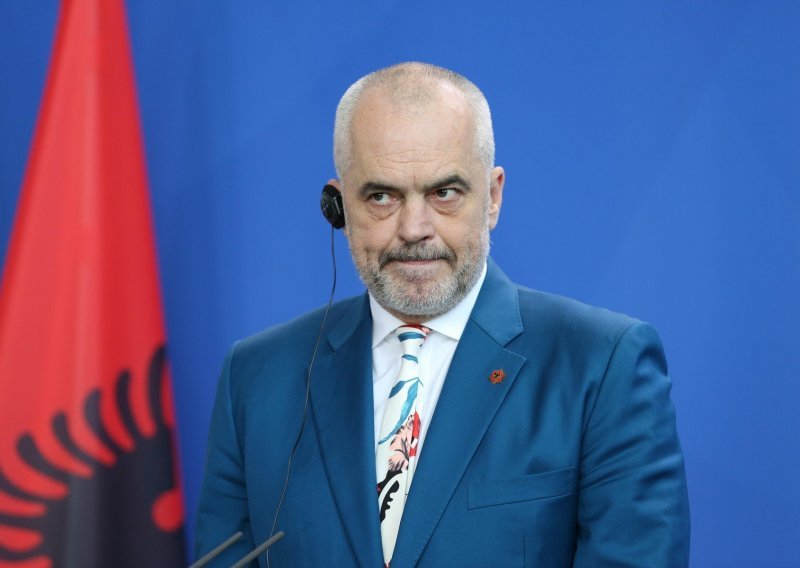 Šokirao ležernošću: Pogledajte što je albanski premijer obuo za sastanak s crnogorskim kolegom