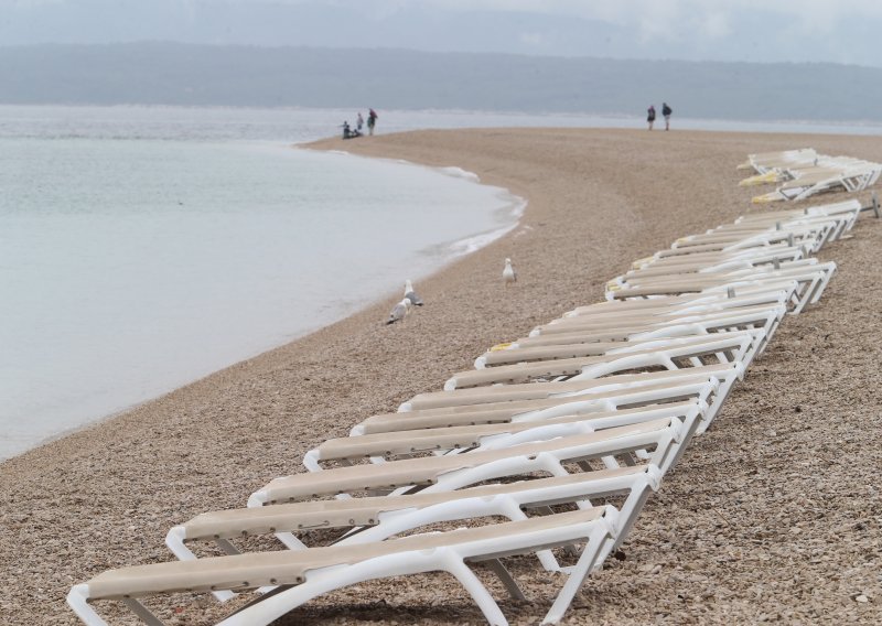 Sprečavanje anarhije: Dubrovčani peticijom protiv nekontroliranog postavljanja ležaljki na plaže