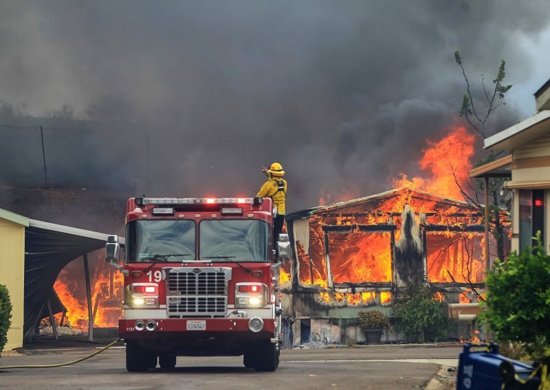 Kalifornijom se brzo širi šumski požar, tisuće evakuirane
