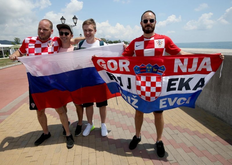 Hrvatski se navijači na plažama Sočija zagrijavaju za večerašnju utakmicu s Rusima