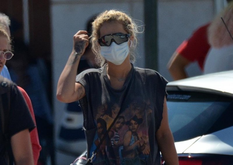Slavna pjevačica sletjela u Pulu: Unatoč skrivanju iza maske i naočala razotkrile ju tetovaže