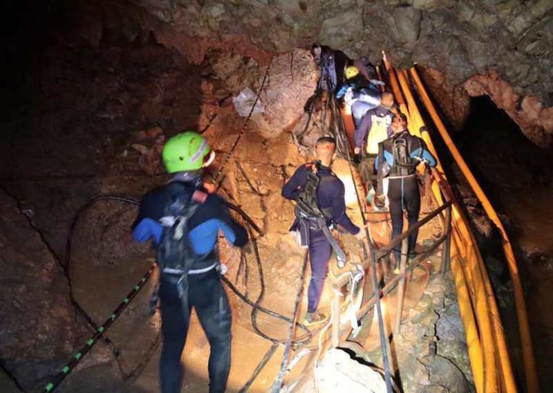 Video koji objašnjava akciju spašavanja dječaka zarobljenih u spilji na Tajlandu