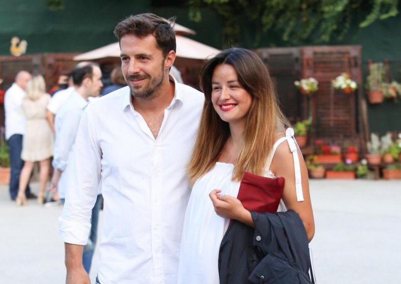 Filip Juričić ne skida osmijeh s lica: U društvu trudne zaručnice uživao u ljetnoj večeri