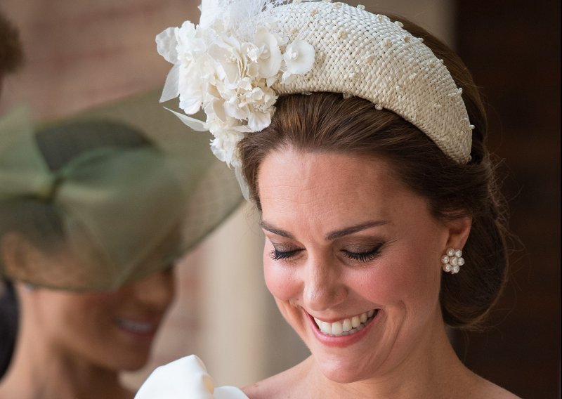 Kate Middleton s haljinom igra na sigurno, oduška si dala pokrivalom za glavu