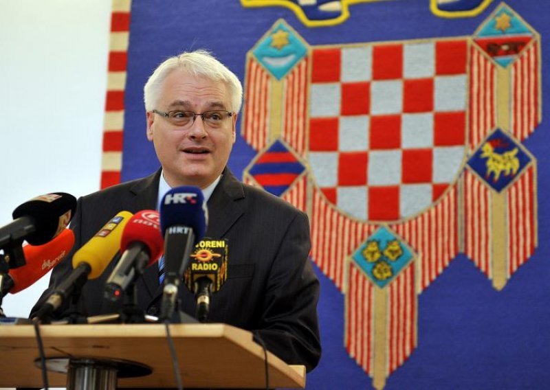Josipović brani Kosor i Karamarka