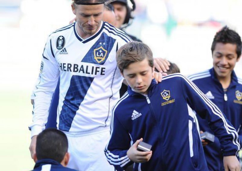 Beckham 'izdao' United i sina odveo u Chelsea