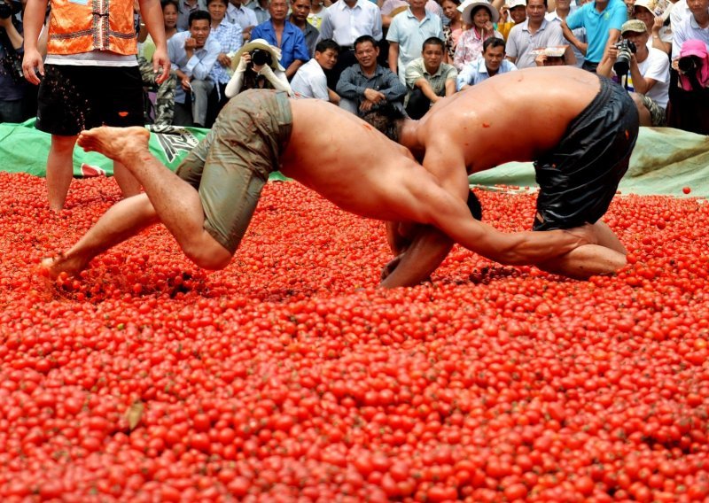 Sve se crveni: Pogledajte kako izgleda hrvanje u rajčicama