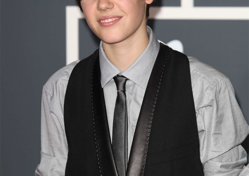 Justin u kampanji protiv bubuljica