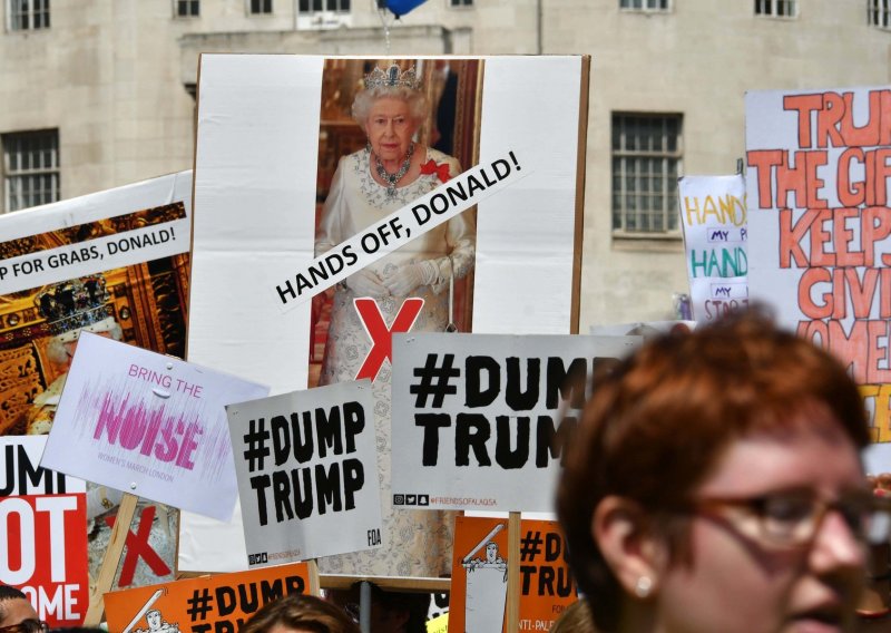 Deseci tisuća u Londonu prosvjedovali protiv Trumpa, plakati su prilično slikoviti