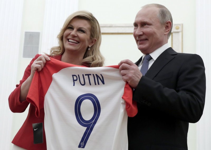 Susret u Moskvi: Putin dočekao predsjednicu s buketom cvijeća, ona mu poklonila hrvatski dres