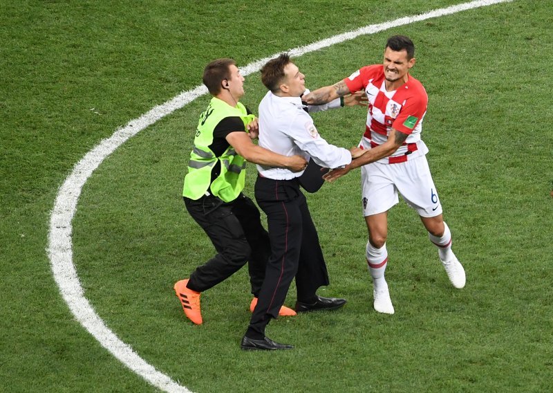 Dejan Lovren kao policajac, po terenu je lovio uljeze koji su prekinuli finale