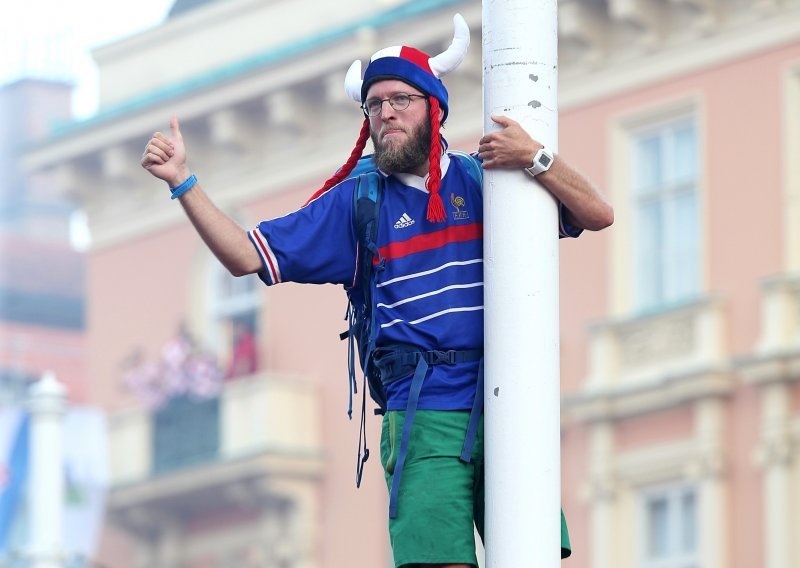 Koja legenda: Francuski navijač se popeo na stup nasred Trga bana Jelačića i slavio pobjedu