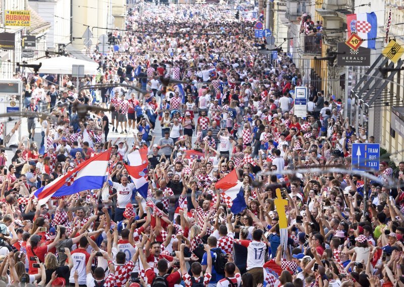 Ured za hitne situacije dijeli vodu navijačima na vrhu Praške i kod Bakačeve