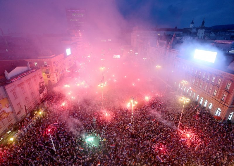 Scene za pamćenje! Pogledajte bakljadu za Vatrene na Trgu bana Josipa Jelačića