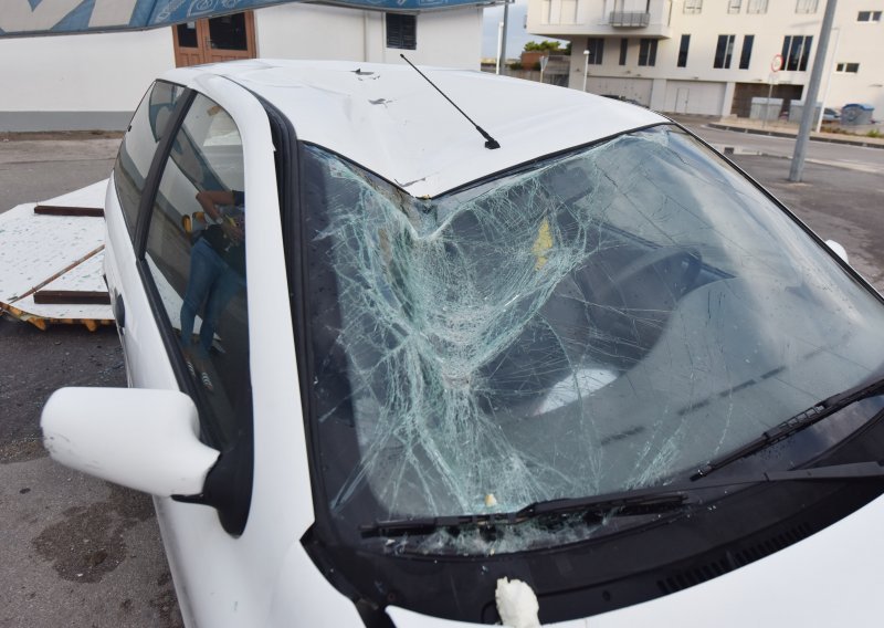 U Šibeniku oštećeno 20-ak automobila, jedna osoba poginula