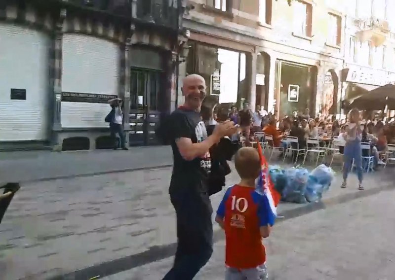Čisto ježenje: Dječak prošetao Bruxellesom s hrvatskom zastavom, pogledajte reakciju prolaznika
