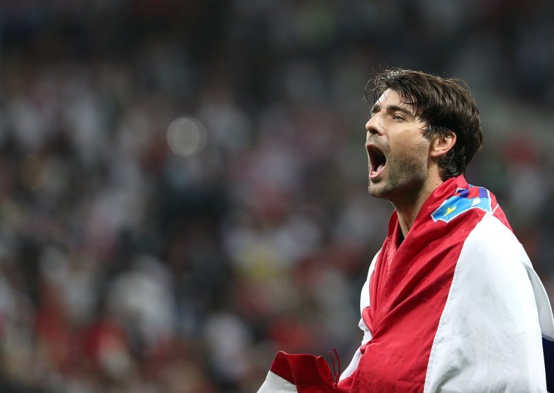 Vedran Ćorluka podigao pehar Ruskog kupa sa kapetanskom trakom oko ruke