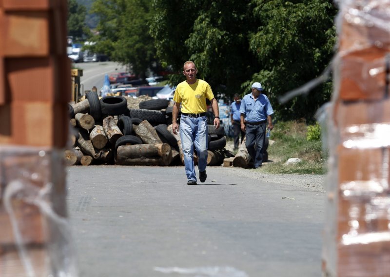 Tenzije na Kosovu se smiruju, a barikade se uklanjaju