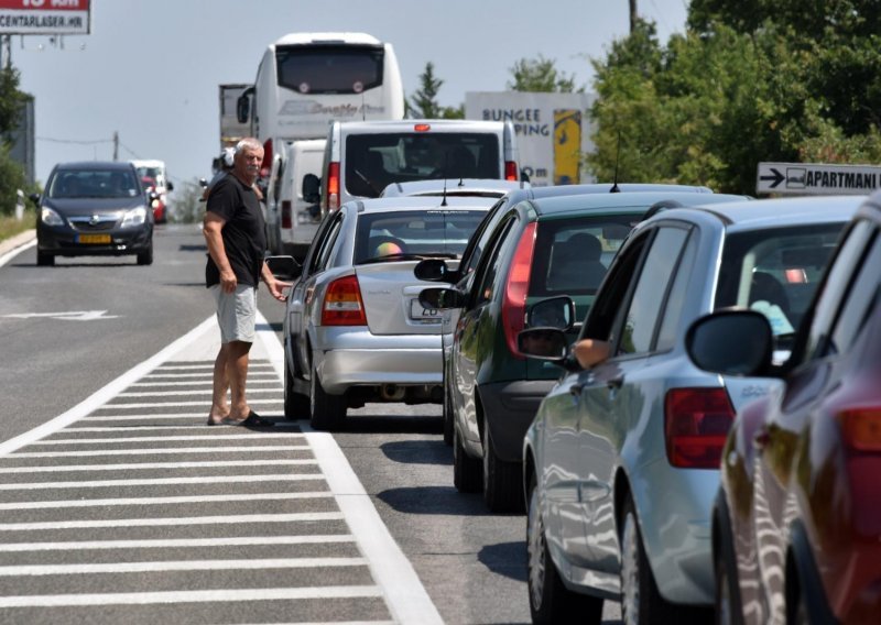 Krećete li na put, pripremite živce i dosta vode. Očekuju se gužve, a promet usporava i jak vjetar