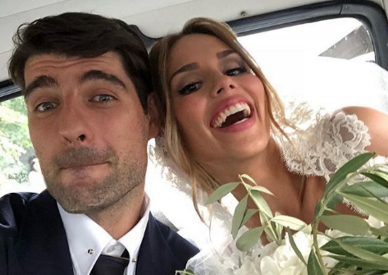 S osmijehom od uha do uha gospodin i gospođa Ćorluka okinuli prvi vjenčani selfi