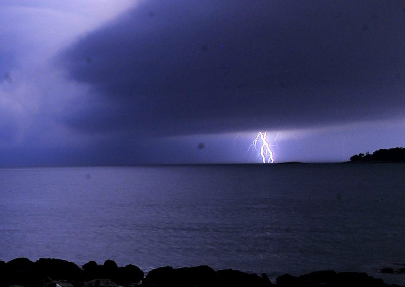 Oprez! Slijede olujna nevremena, obilni pljuskovi i tuče, osobito na Jadranu