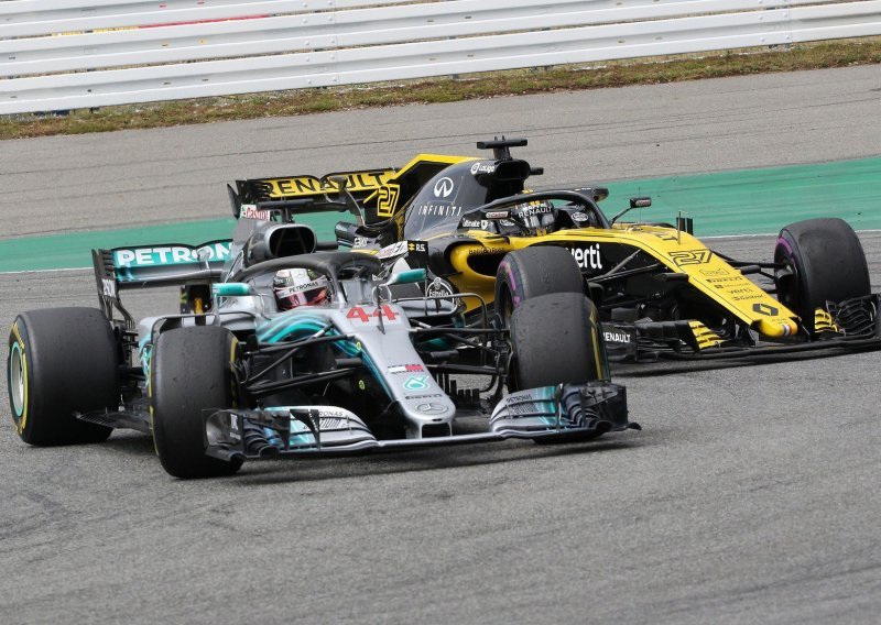 Hamilton pokorio Mađarsku nakon neshvatljivog kiksa Vettela i njegovih mehaničara