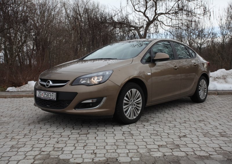 Opel Astra Sedan 1.7 CDTI - kome treba Insignia