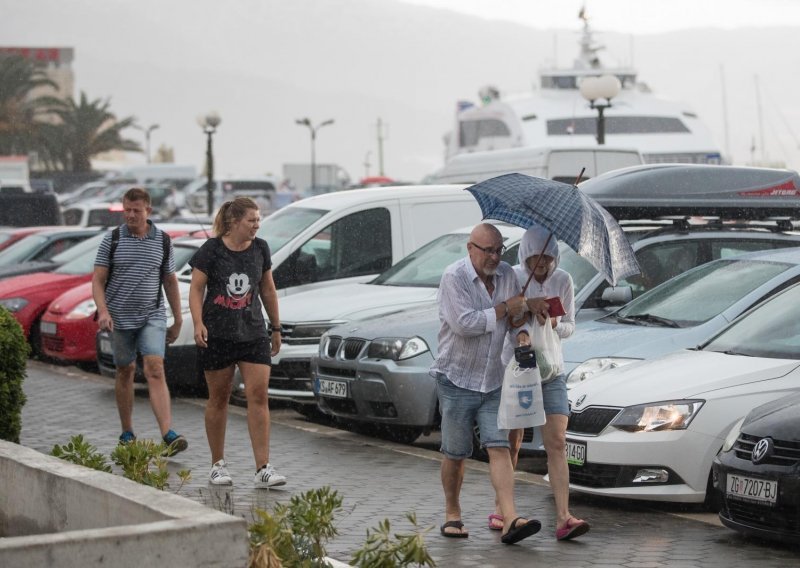 Grmljavinsko nevrijeme i jaka kiša pogodili jug Hrvatske, pogledajte kako je bilo na Korčuli