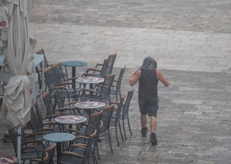 Nevrijeme kod Našica rušilo dalekovode