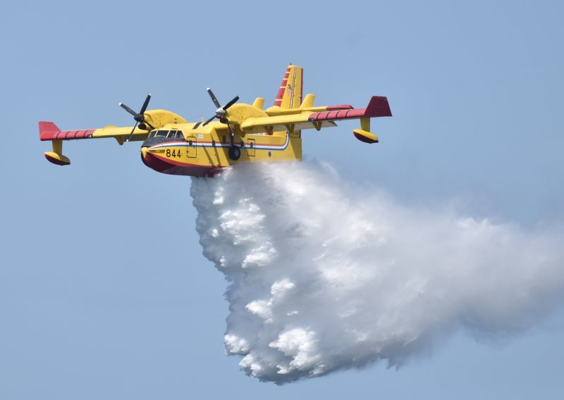 Požar kod Makarske, u gašenju sudjeluju dva kanadera i airtractor