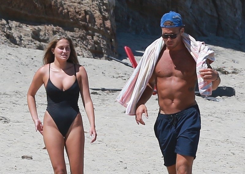 Bivši dečko Kendall Jenner na odmoru sa seksi plavušom