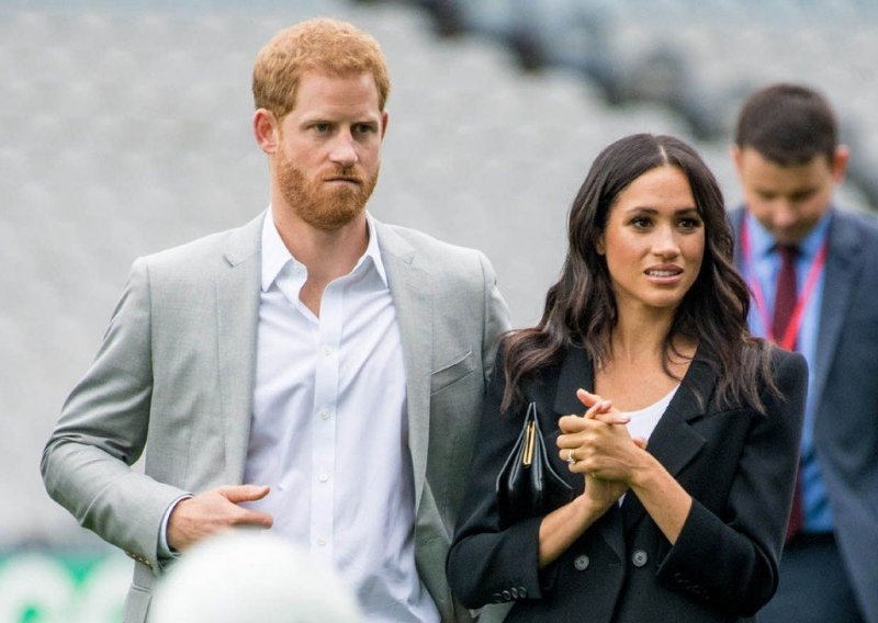 Pod pritiskom bake Elizabete: Princ Harry ne želi više vidjeti Meghan Markle u odijelima