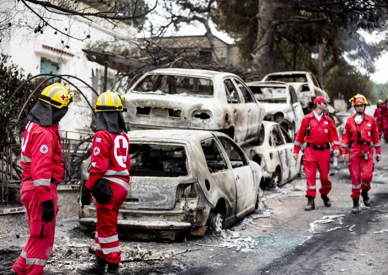 Grčka, dan nakon katastrofe: Tko zna koliko se još žrtava krije ispod pepela...