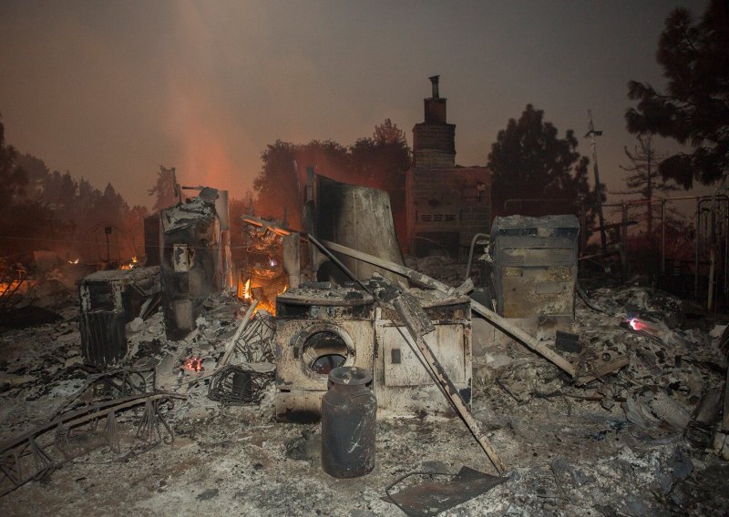 Tisuće bježe pred katastrofalnim požarom u Kaliforniji: Vjetar stvara vatrena tornada