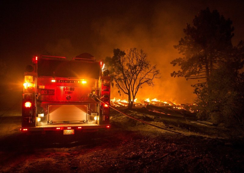 Čak 900 kuća i 300 zgrada sravnjeno sa zemljom u jednom od najgorih požara u povijesti Kalifornije